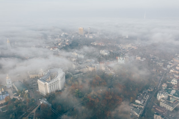 Hình ảnh miễn phí nhìn từ trên cao của thành phố trong sương mù